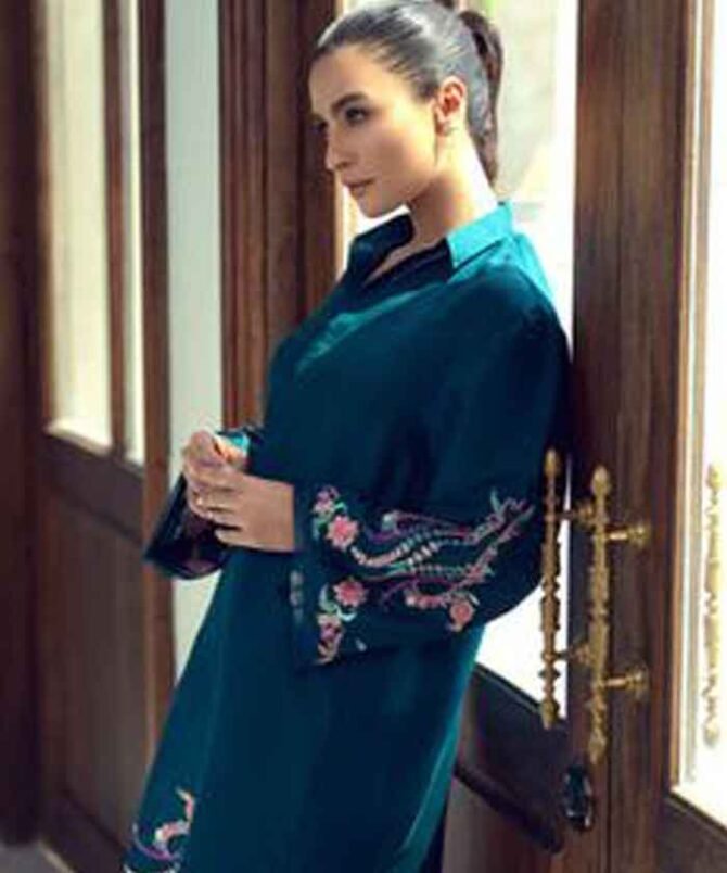 Threads and motifs Bloom Elegance on Shirt Sleeves and Chalk